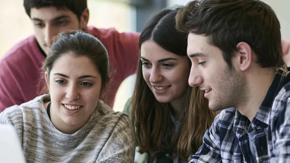 Φοιτητές περπατούν σε πανεπιστημιακό campus