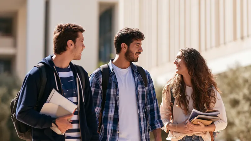Φοιτητές περπατούν σε σκαλιά πανεπιστημίου